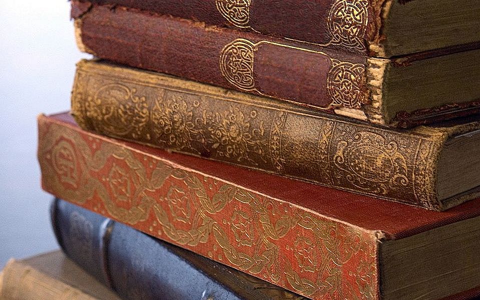 Bücherstapel Sed insaciable